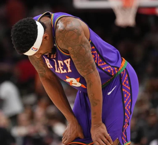 爱游戏官方网站包含赛前菲尼克斯太阳绝杀压哨：NBA常规赛节点到来；引发热议；年轻球员得到机会的词条