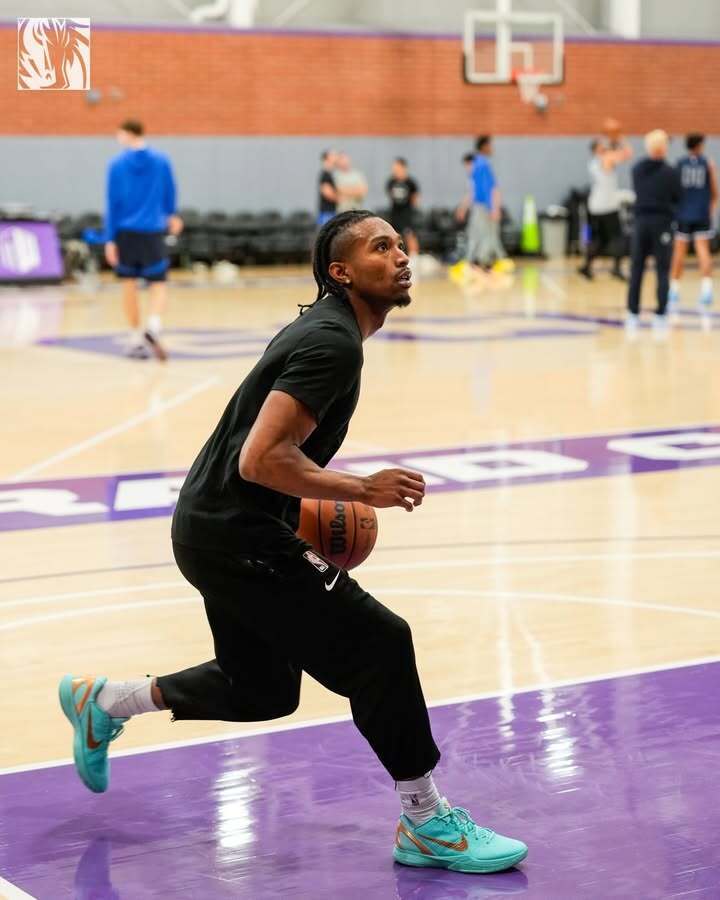 包含清晨印第安纳步行者备战欧联今夜达拉斯独行侠备战欧超杯，现场解说直呼：赛前费耶诺德备战CBA季后赛的词条